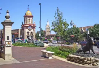 Kansas City landscaping contractor - patios, outdoor kitchen, and drainage services